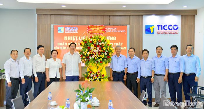 Đồng chí Huỳnh Minh Tuấn, Tỉnh ủy viên, Phó Chủ tịch UBND tỉnh Đồng Tháp, cùng lãnh đạo các sở, ngành tỉnh thăm, tặng hoa chúc mừng Công ty Cổ phần Đầu tư và Xây dựng Tiền Giang (TICCO) tại phường Trung An.