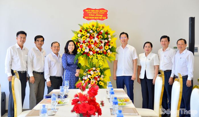 Đồng chí Huỳnh Minh Tuấn, Tỉnh ủy viên, Phó Chủ tịch UBND tỉnh Đồng Tháp, cùng lãnh đạo các sở, ngành tỉnh thăm, tặng hoa chúc mừng Cảng Du thuyền Mỹ Tho tại phường Đạo Thạnh.