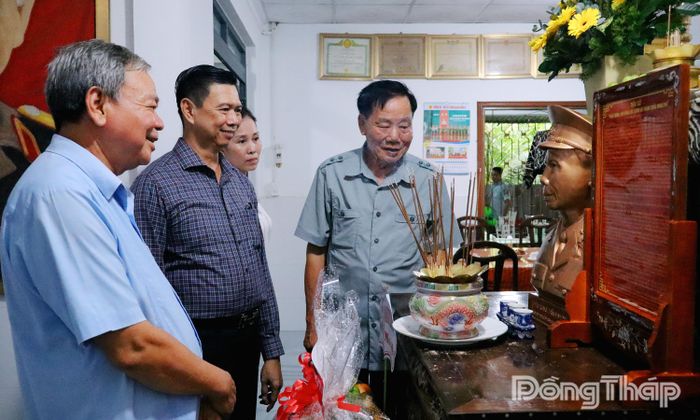 Niềm vui của gia đình và đồng đội khi được trao tượng chân dung Anh hùng Lực lượng vũ trang nhân dân Trần Minh Phú.