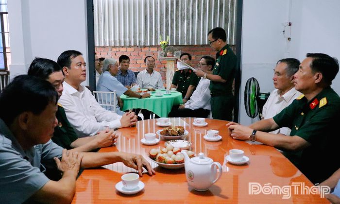 Đại biểu và gia đình ôn lại quá trình hoạt động cách mạng của đồng chí Trần Minh Phú.