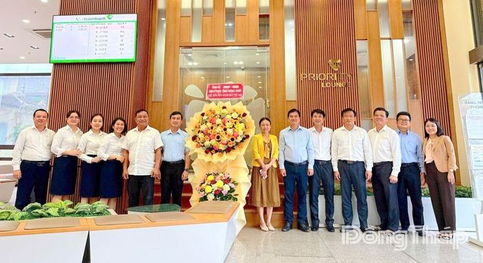 Đoàn công tác của tỉnh thăm, chúc mừng Ngân hàng TMCP Ngoại thương Việt Nam (Vietcombank) - Chi nhánh Đồng Tháp. 