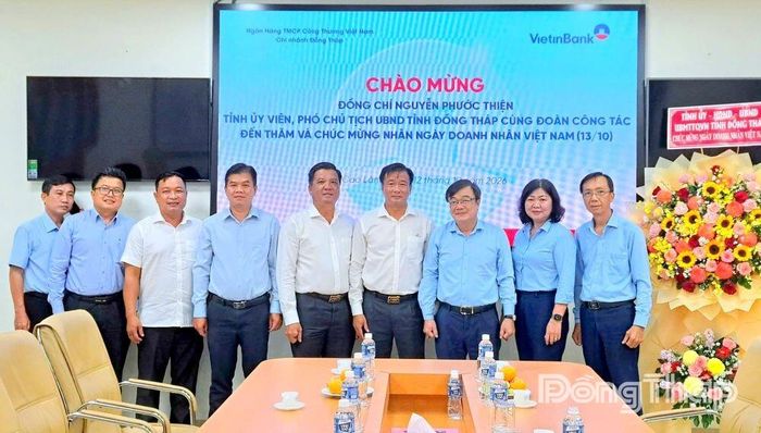 Đoàn công tác của tỉnh thăm, chúc mừng Ngân hàng TMCP Công thương Việt Nam (VietinBank) - Chi nhánh Đồng Tháp. 