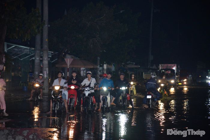 Tuyến đường vào Cụm công nghiệp Cái Tàu Hạ, xã Phú Hựu bị ngập vào tối 12-10.