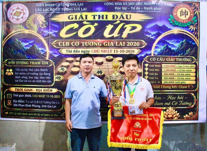  Ban Tổ chức trao cúp vô địch cho kỳ thủ Trần Văn Duy (CLB Cờ tướng Kon Tum). Ảnh: M.C 