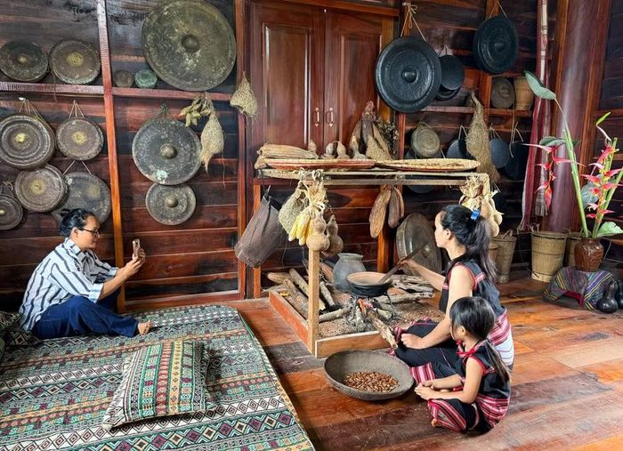 Chỉ với chiếc điện thoại, chị H’Uyên Niê (làng Kép, xã Ia Ly) ghi lại những hoạt động văn hóa và đời thường của người dân, đăng tải trên các nền tảng số để quảng bá hình ảnh làng. Ảnh: M.C