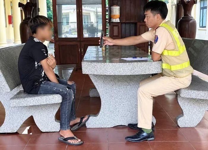  Cơ quan Công an làm việc với N.Y. liên quan đến hành vi sai phạm. Ảnh: Đoàn Hà 
