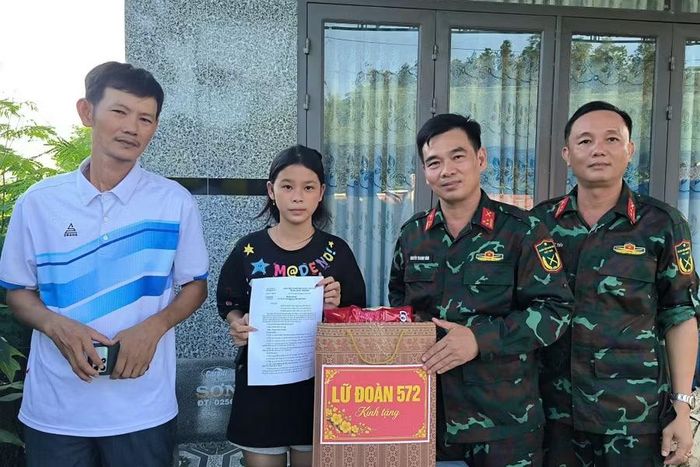 Lữ đoàn 572 vừa đẩy mạnh huấn luyện, vừa làm tốt công tác dân vận. Ảnh: Hồ Thắng