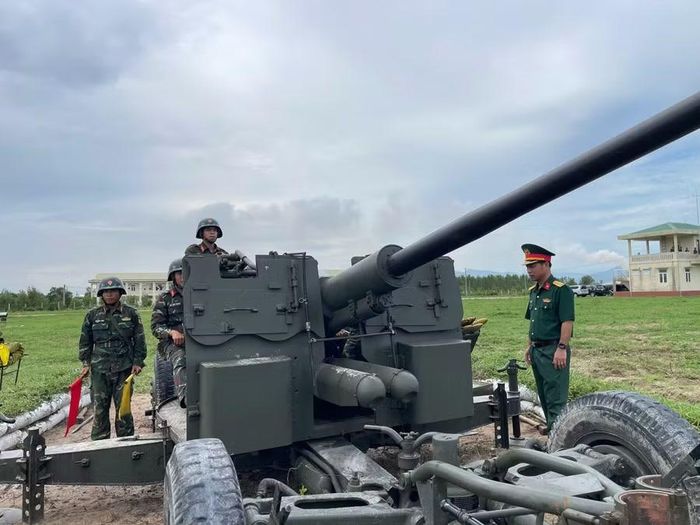 Cán bộ, chiến sĩ Lữ đoàn 573 thực hành thao tác trên pháo phòng không, nâng cao khả năng hiệp đồng và làm chủ vũ khí, trang bị. Ảnh: H.P