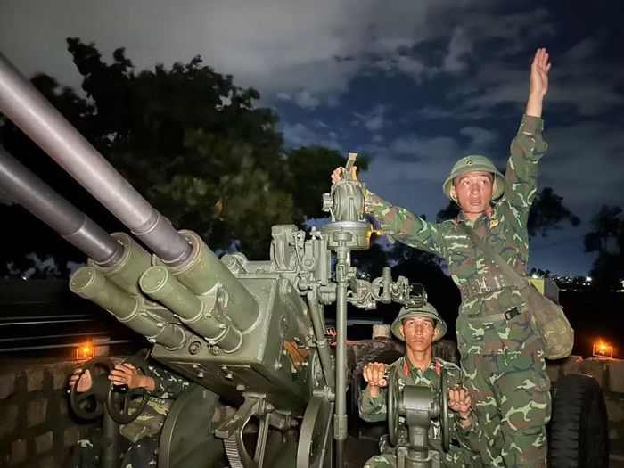 Cán bộ, chiến sĩ Lữ đoàn 573 thực hành huấn luyện pháo phòng không ban đêm, rèn khả năng quan sát, thao tác và hiệp đồng trên trận địa. Ảnh: H.P