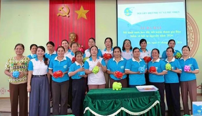  Hội LHPN xã Phú Thiện ra mắt mô hình “Nuôi heo đất tiết kiệm tham gia BHXH tự nguyện”. Ảnh: V.C 