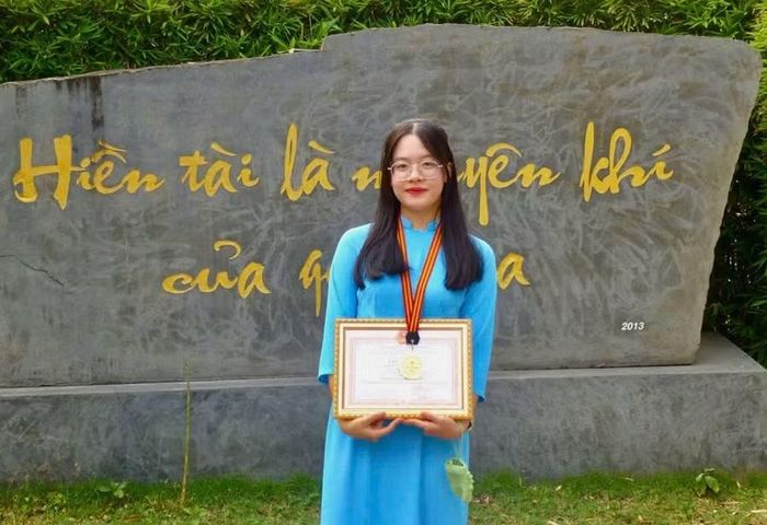  Nguyễn Khánh Ngân (lớp 12C2A, Trường THPT chuyên Hùng Vương) đạt giải nhất môn Địa lý. Ảnh: NVCC 