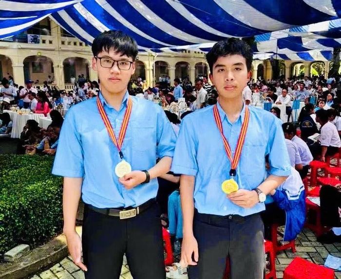  Em Nguyễn Lê Dương (bên phải, lớp 12C3A, Trường THPT chuyên Hùng Vương) đạt giải nhất môn Toán. Ảnh: NVCC 