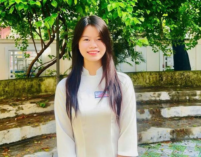  Em Nguyễn Hải Yến (lớp 11 Văn, Trường THPT chuyên Lê Quý Đôn) đạt giải nhất môn Ngữ văn. Ảnh: NVCC 