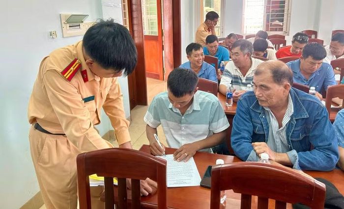  Các thuyền trưởng, máy trưởng, thuyền viên ký cam kết chấp hành Luật Giao thông đường thủy nội địa. Ảnh: Nhật Linh 