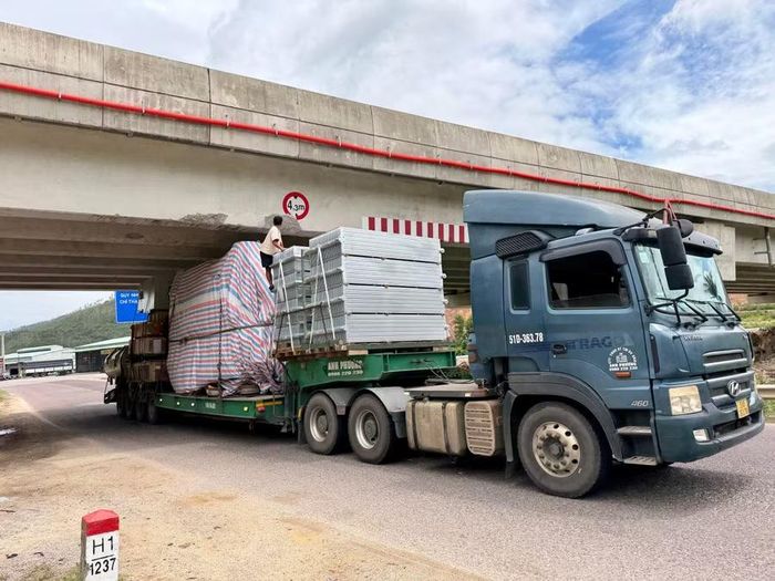 Nhiều tình huống có nguy cơ va quẹt giữa phương tiện chạy trên QL 1 và gầm cầu vượt cao tốc Bắc - Nam. Ảnh: N.C