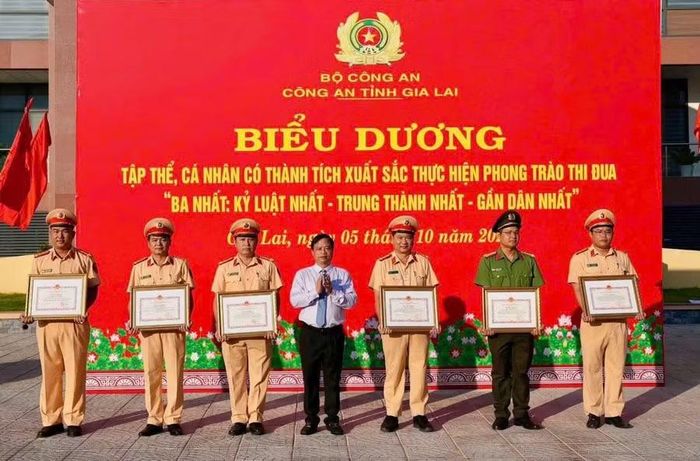  Chủ tịch UBND tỉnh Gia Lai tặng Bằng khen cho các cá nhân thuộc Phòng CSGT có thành tích xuất sắc trong công tác lãnh đạo, chỉ đạo triển khai mô hình đào tạo, sát hạch, cấp GPLX mô tô miễn phí cho người dân có hoàn cảnh khó khăn. Ảnh: Thu Hà 