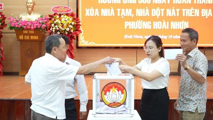  Các đại biểu ủng hộ kinh phí cho chương trình xóa nhà tạm, nhà dột nát. Ảnh: ĐVCC 
