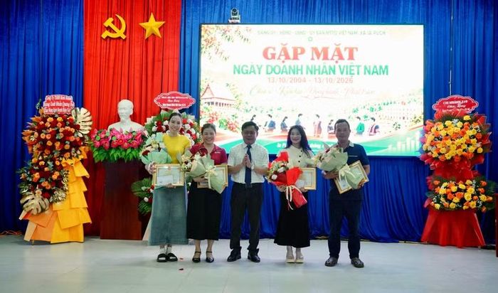  UBND xã Ia Púch khen thưởng các hộ kinh doanh tiêu biểu. Ảnh: Huy Toàn 