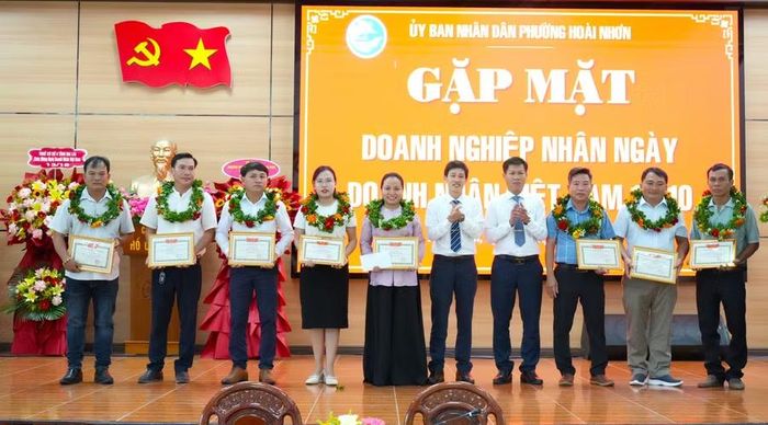  Lãnh đạo phường Hoài Nhơn khen thưởng các tập thể, cá nhân có đóng góp cho sự phát triển kinh tế - xã hội của phường. Ảnh: ĐVCC 