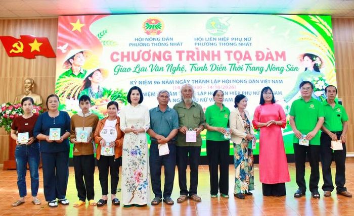  Hội Nông dân phường trao các suất quà cho hội viên có hoàn cảnh khó khăn. Ảnh: Minh Chí 
