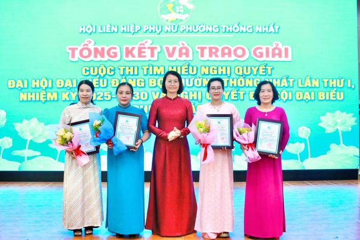  Trao giải nhất cho 4 cá nhân đạt thành tích xuất sắc trong cuộc thi trực tuyến tìm hiểu nghị quyết. Ảnh: Minh Chí 
