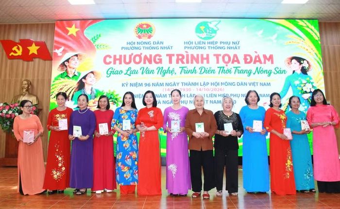  Hội LHPN phường trao các suất quà cho hội viên phụ nữ cao tuổi tiêu biểu, tích cực tham gia công tác Hội và phong trào phụ nữ tại địa phương. Ảnh: Minh Chí 