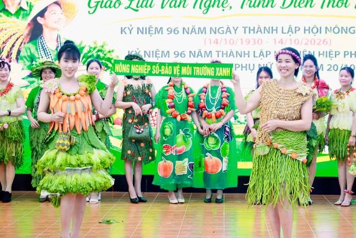  Trình diễn trang phục thời trang nông sản, truyền tải thông điệp "Nông nghiệp số - bảo vệ môi trường xanh". Ảnh: Minh Chí 