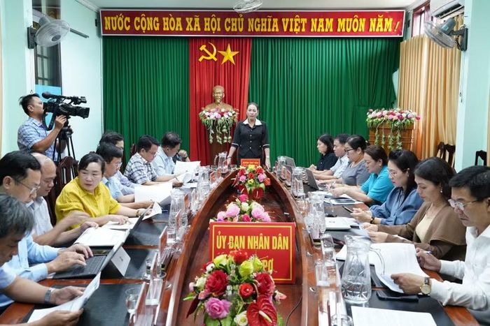  Quang cảnh buổi giám sát tại UBND xã Đak Pơ. Ảnh: Nguyễn Hân 