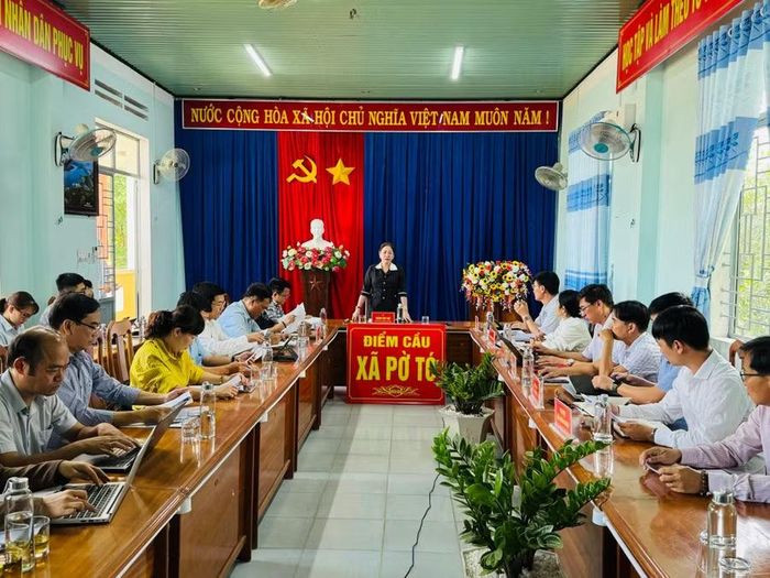  Tổ giám sát của Thường trực HĐND tỉnh làm việc với UBND xã Pờ Tó. Ảnh: Nguyễn Hân 
