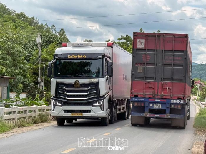 Xe tải lớn chiếm hết mặt đường Quốc lộ 27B.