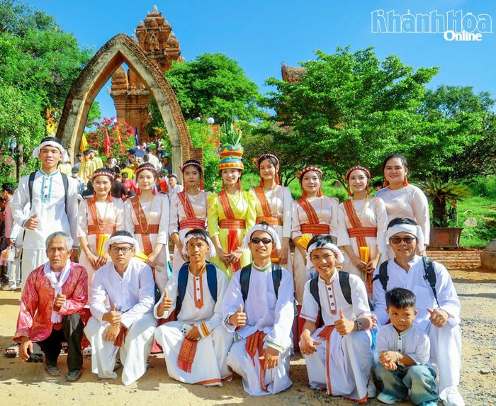 Đồng bào Chăm đi dự Lễ hội Katê tại Di tích quốc gia đặc biệt Tháp Pô Klong Garai.
