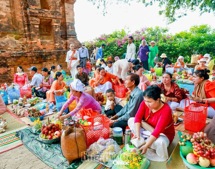 Đồng bào Chăm bày lễ vật bên chân tháp.