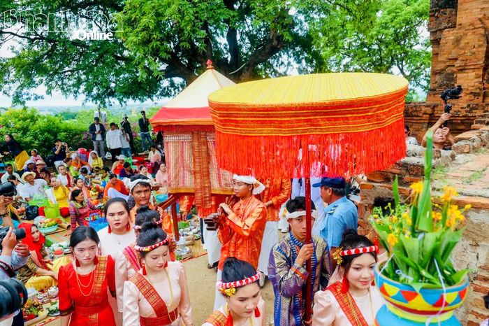 Đoàn rước y trang lên Tháp Pô Klong Garai.