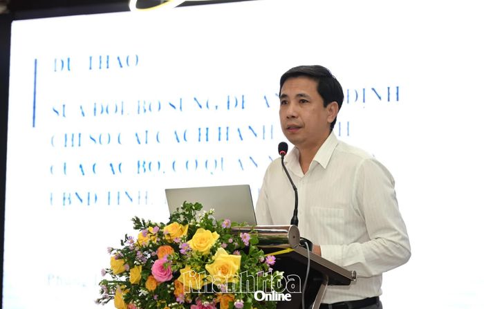Ông Phùng Doãn Hưng - chuyên viên chính Vụ Cải cách hành chính trình bày dự thảo đề án.