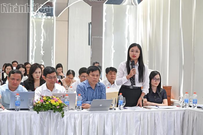 Bà Nguyễn Thị Mai Thương - Phó Giám đốc Sở Nội vụ tỉnh Nghệ An phát biểu ý kiến.