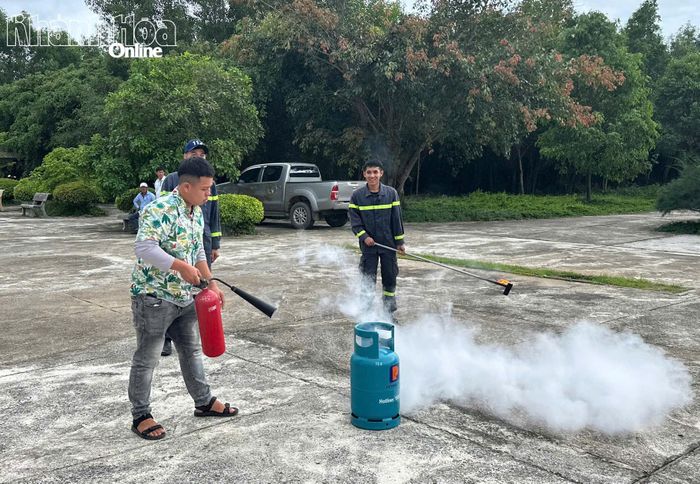 Lực lượng chữa cháy cơ sở thực hành dập lửa bằng bình chữa cháy xách tay.