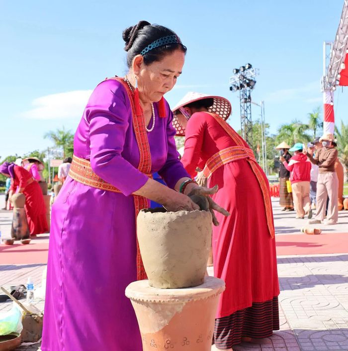Thí sinh tập trung chế tác sản phẩm trong phần thi làm gốm nhanh.