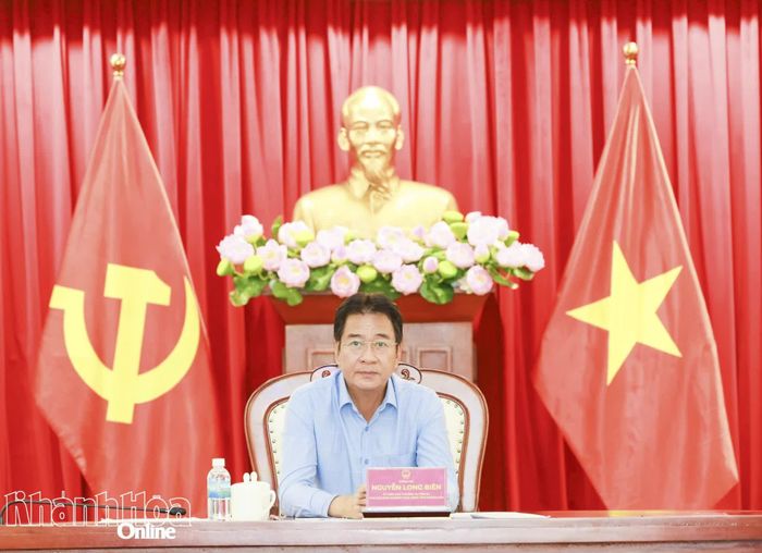 Phó Chủ tịch Thường trực UBND tỉnh Nguyễn Long Biên chủ trì tại điểm cầu Khánh Hòa.