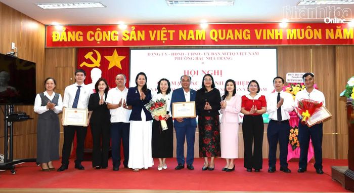 Lãnh đạo phường Bắc Nha Trang và các doanh nghiệp chụp ảnh lưu niệm tại hội nghị.