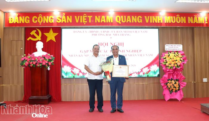 Lãnh đạo phường Bắc Nha Trang trao giấy khen cho cá nhân.