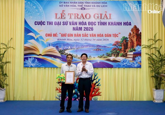 Đại diện ban tổ chức trao giải tập thể cho Trường Tiểu học Suối Hiệp (xã Suối Hiệp) có nhiều thí sinh đạt giải cao.