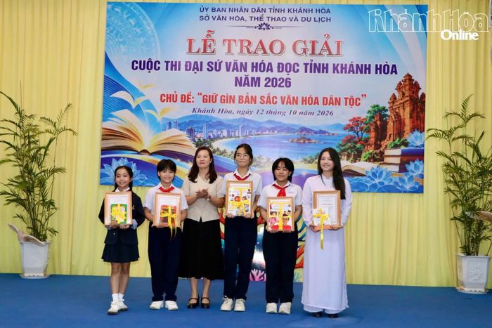 Lãnh đạo Sở Văn hóa, Thể thao và Du lịch trao giải nhất và giấy khen của sở cho các thí sinh có thành tích xuất sắc trong cuộc thi.