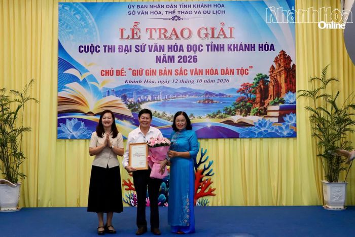 Lãnh đạo Sở Văn hóa, Thể thao và Du lịch trao chứng nhận Giải thưởng Phát triển văn hóa đọc năm 2026 của Cục Văn hóa cơ sở, Gia đình và Thư viện cho Thư viện tỉnh Khánh Hòa.