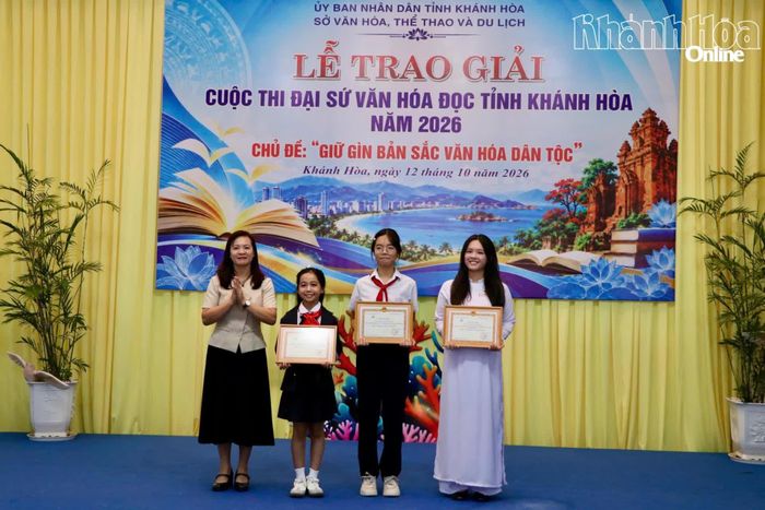 Lãnh đạo Sở Văn hóa, Thể thao và Du lịch trao giấy chứng nhận Đại sứ Văn hóa đọc năm 2026 của Bộ Văn hóa, Thể thao và Du lịch cho 3 thí sinh.