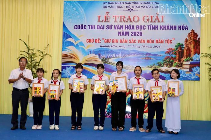 Đại diện ban tổ chức trao giải nhì cho các thí sinh.