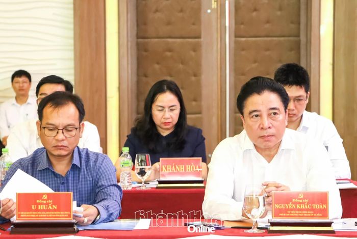Đồng chí Nguyễn Khắc Toàn - Ủy viên Trung ương Đảng, Phó Bí thư Thường trực Thành ủy Đà Nẵng và các đại biểu tham dự hội nghị.