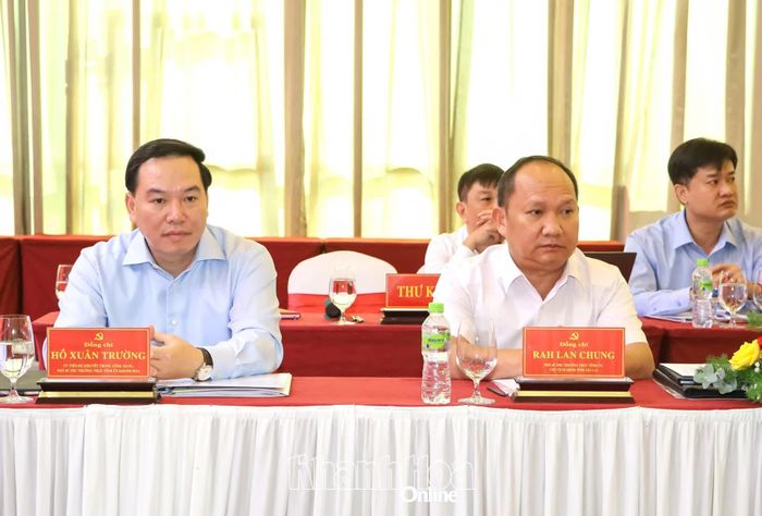 Đồng chí Hồ Xuân Trường và các đại biểu tham dự hội nghị.