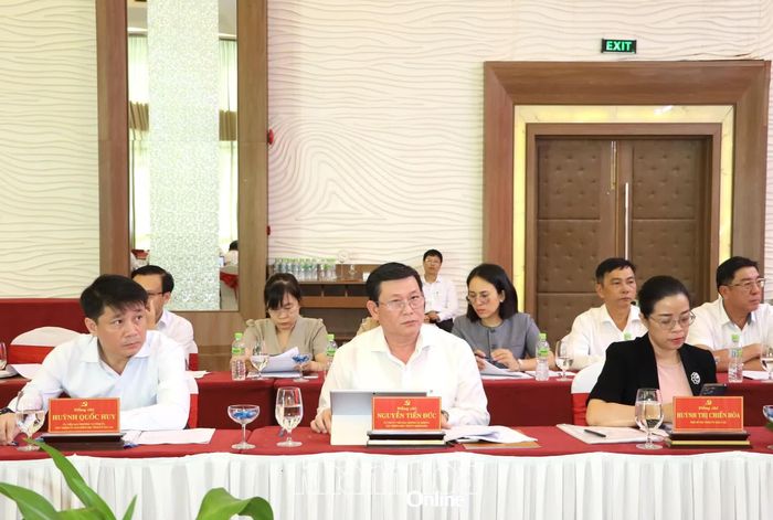 Đồng chí Nguyễn Tiến Đức - Ủy viên Ban Thường vụ Tỉnh ủy, Chủ nhiệm Ủy ban Kiểm tra Tỉnh ủy Khánh Hòa và các đại biểu tham dự hội nghị.
