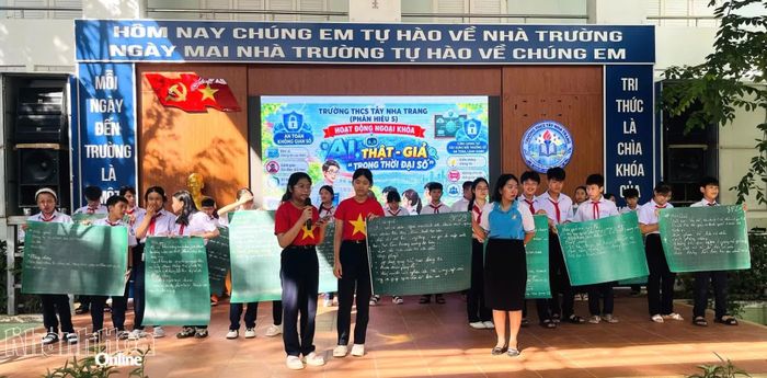 Các nhóm học sinh tham gia phần thi tại hoạt động ngoại khóa.