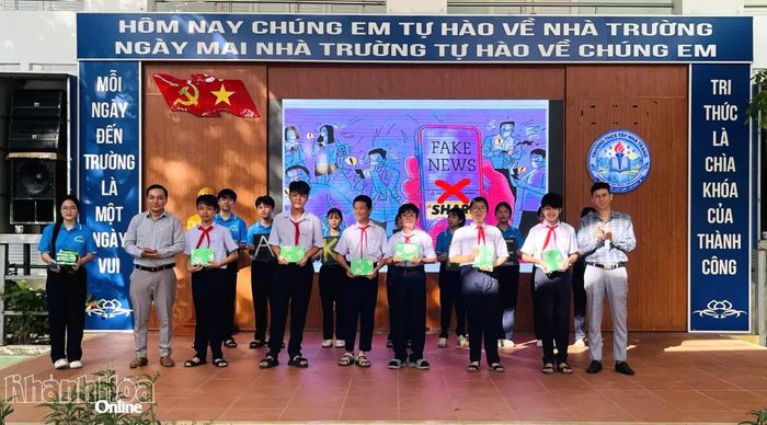 Lãnh đạo Trường THCS Tây Nha Trang và đại diện phòng chuyên môn của Sở Giáo dục và Đào tạo tặng quà cho học sinh tham gia chương trình.